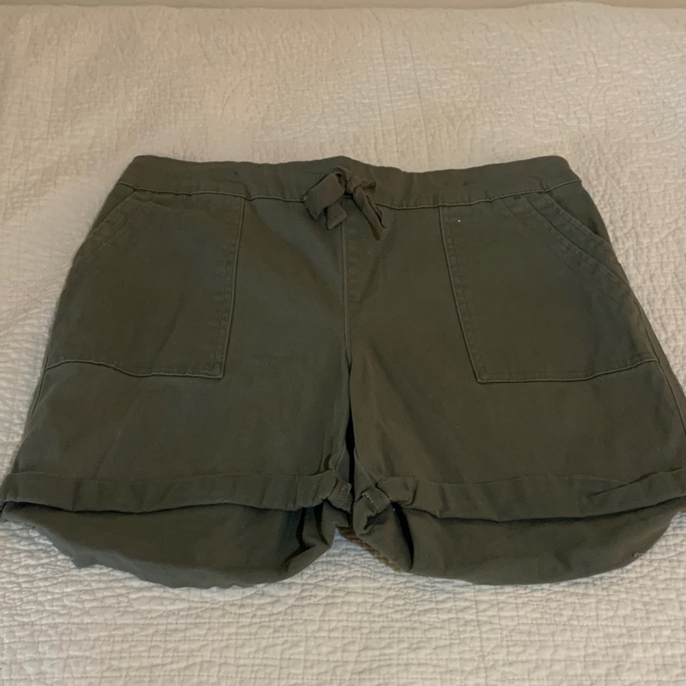Como Vintage Women's Cargo Shorts in Olive